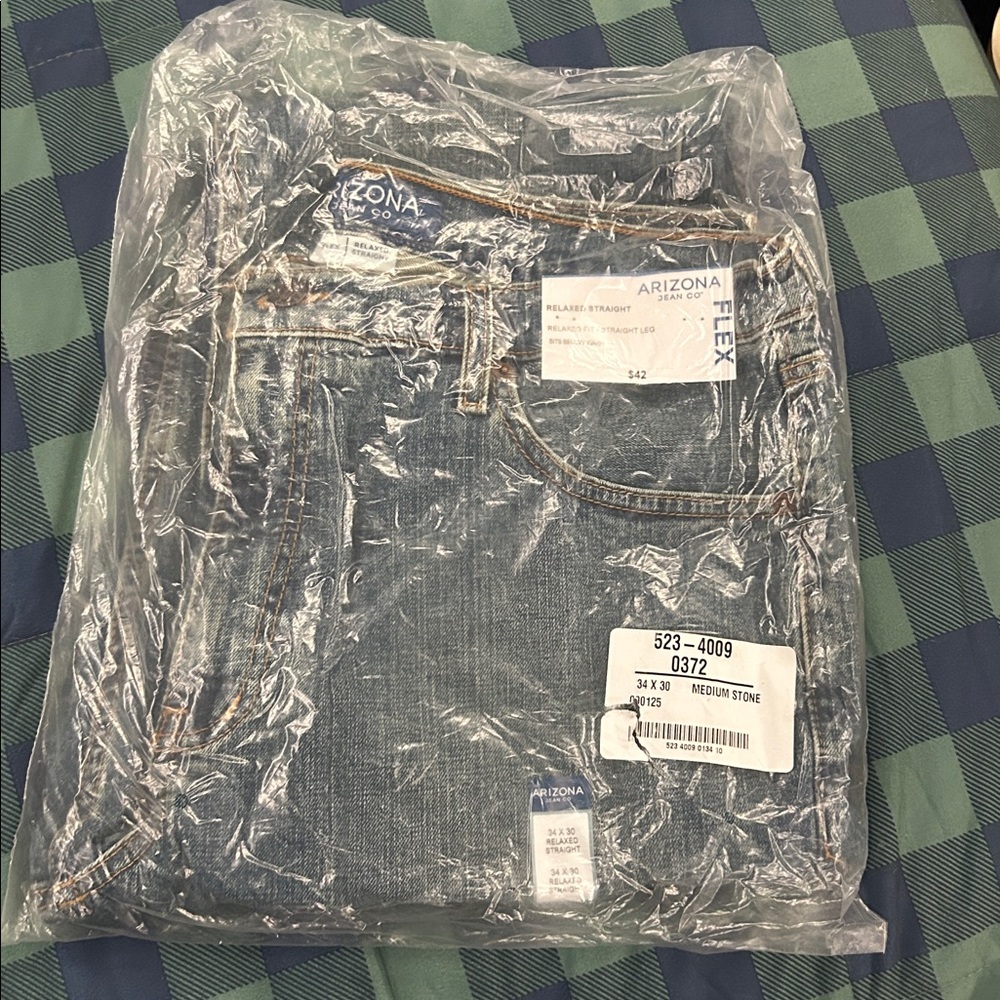 Arizona Jean Co. men’s relaxed fit jeans. Size 34x30 BRAND NEW